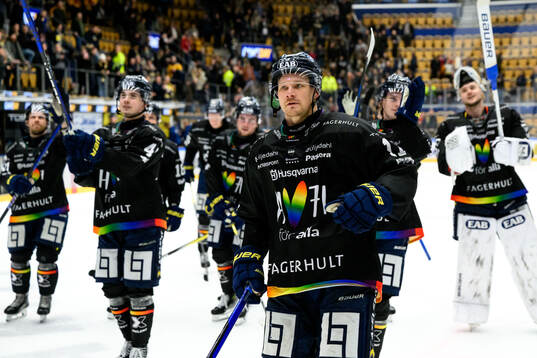 HV71s Simon Önerud jublar