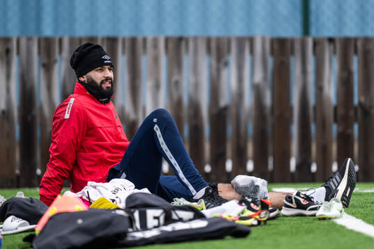 Målvakt Sixten Mohlin med en ispåse på knäet