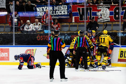 Linköpings Arvid Costmar har ont