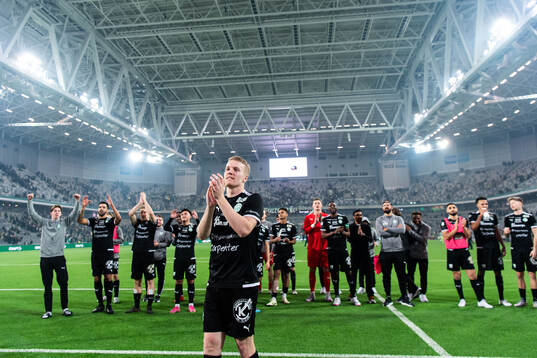 Västerås SKs Simon Johansson jublar med lagkamrater