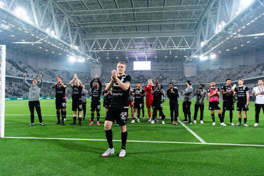 Västerås SKs Simon Johansson jublar med lagkamrater