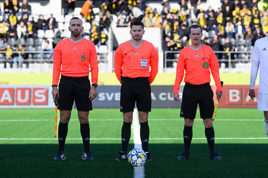 Domartrion assisterande domare Abdelmasih Gergess , Domare Joakim Östling och assisterande domare Daniel Gustavsson