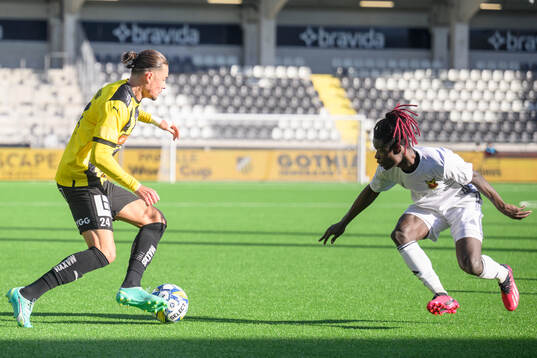 BK Häckens Amor Layouni och Östersunds Yannick Armel Assiedou Adjoumani