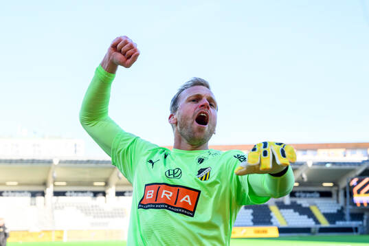 BK Häckens målvakt Peter Abrahamsson  jublar