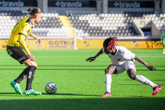 BK Häckens Amor Layouni och Östersunds Yannick Armel Assiedou Adjoumani