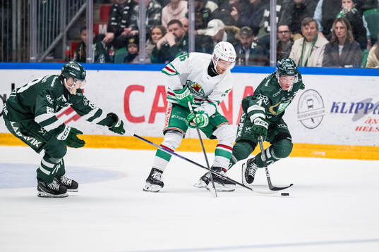 Färjestads Lucas Forsell och Rögles Simon Ryfors och