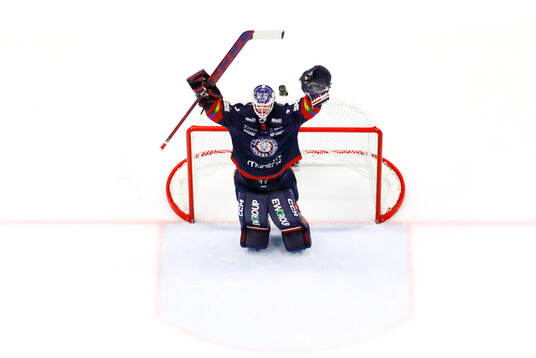 Linköpings målvakt Marcus Högberg jublar