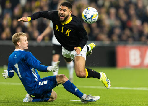 Örebros målvakt Malte Påhlsson fäller AIKs Omar Faraj