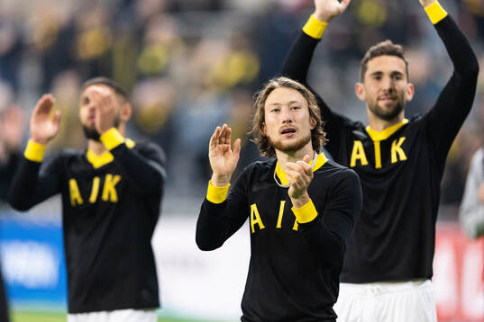 AIKs Axel Björnström tackar publiken