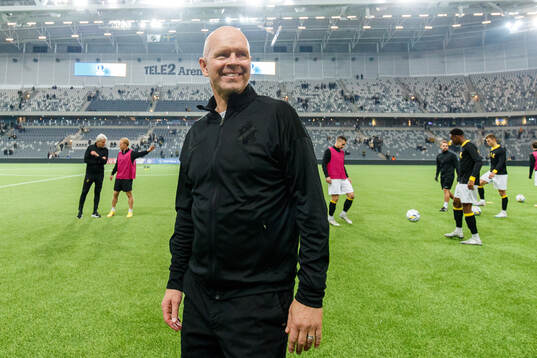 AIKs tränare Henning Berg jublar