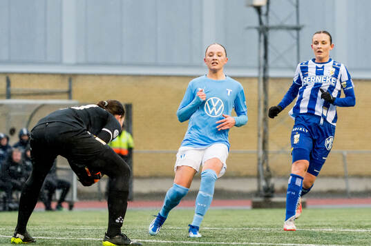Malmö FFs Nova Rolfsson och IFK Göteborgs målvakt Lisa