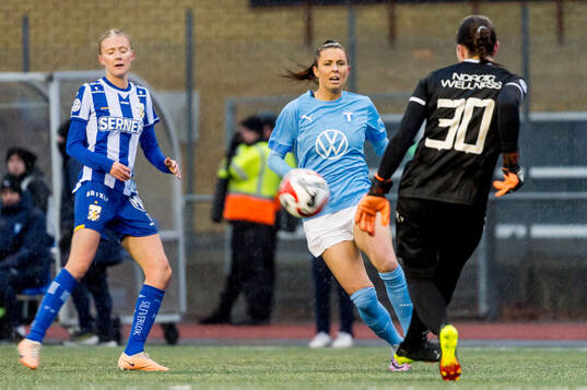 Malmö FFs Malin Gunnarsson och IFK Göteborgs målvakt