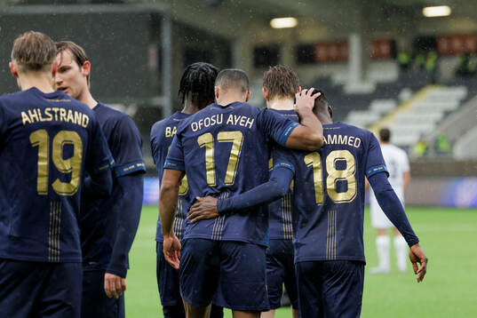 Halmstads Phil Ofosu-Ayeh och Halmstads Naeem Mohammed jublar efter 1-0
