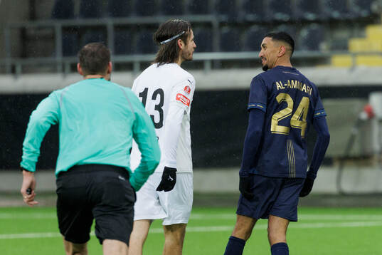 Halmstads Amir Al-Ammari i munhuggning med Helsingborgs Wilhelm Loeper efter 3-2 målet