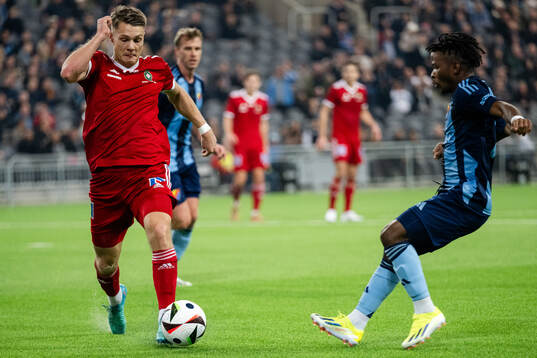 Skövde AIKs Gustav Broman och Djurgårdens Felix Vá