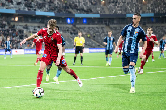 Skövde AIKs Elias Lindell och Djurgårdens Haris Radetinac