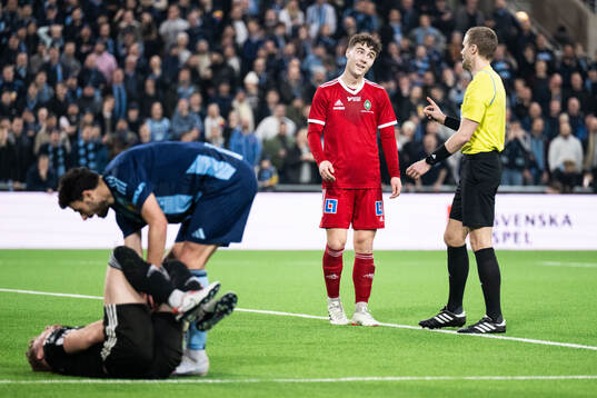 Skövde AIKs Filip Drinic reagerar mot Domare Glenn Nyberg