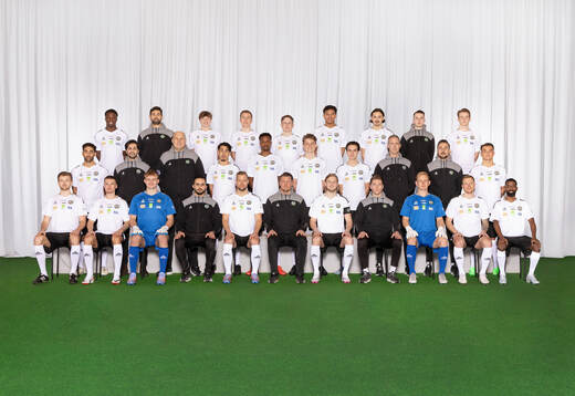  Bilal Fousseni, läkare Adolfo Lopez, Linus Alperud, Valgeir Valgeirsson, Victor Backman, Malïk Mokédé, Adam Bark, fystränare Johannes Gocko, Oskar Käck. Mittenledet från vänster: Lucas Shlimon, läkare Bahram Pazhman, materialförvaltare Viktor Pukshlis, Elias Barsoum, Hamse Shagaxle, Erik McCue, Charlie Swartling, tränare Jonas Bohlin, medicinskt ansvarig Johan Eriksson, Tobias Bjørnstad. Sittande från vänster: Niclas Bergmark, Samuel Kroon, Daniel Strindholm, tränare Rafi Isak, Sebastian Crona, huvudtränare Christian Järdler, Kalle Holmberg, tränare Martin Broberg, Malte Påhlsson, Jesper Modig, Mohammed Saeid.