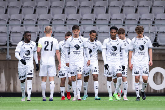 Odds Syver Aas jublar med Torgeir Børven och lagkamrater efter 1-0