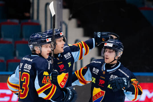 Djurgårdens Olle Liss jublar med Kalle Loponen och John