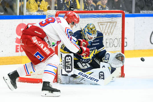 Timrås Filip Hållander och HV71s målvakt Joni Ortio