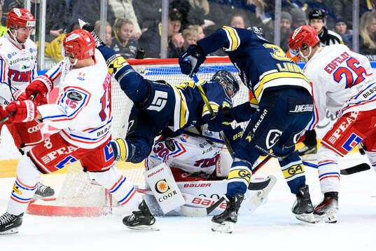 Timrås målvakt Jacob Johansson och HV71s Joonas Nättinen