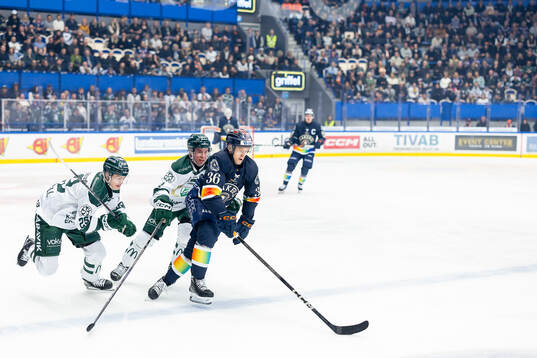 Färjestads Lucas Forsell och Oscar Lawner jagar Växjös