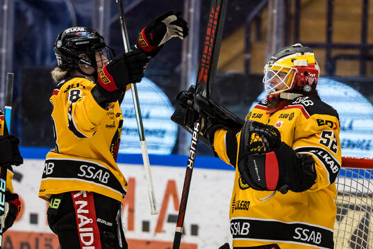 Luleås Ronja Savolainen och Luleås målvakt Sara Grahn