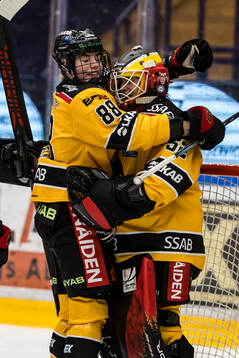 Luleås Ronja Savolainen och Luleås målvakt Sara Grahn