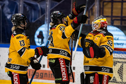 Luleås Jenna Pirttijärvi och Luleås Ronja Savolainen och