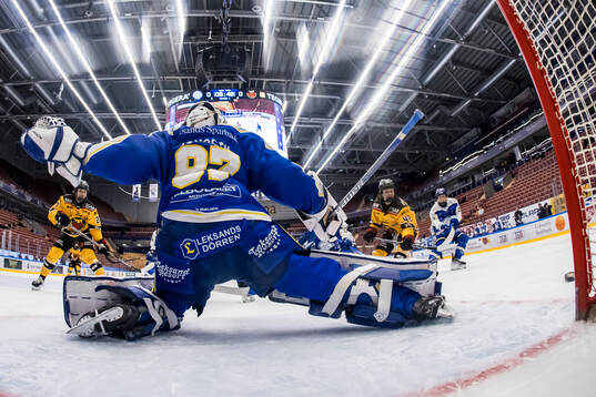 Luleås Jaycee Magwood och Luleås Viivi Vainikka framför