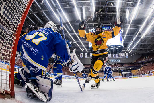 Luleås Jaycee Magwood och Leksands målvakt Ellen Jonsson