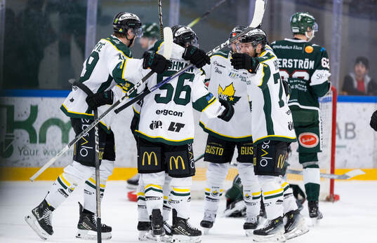 Östersunds spelare jublar