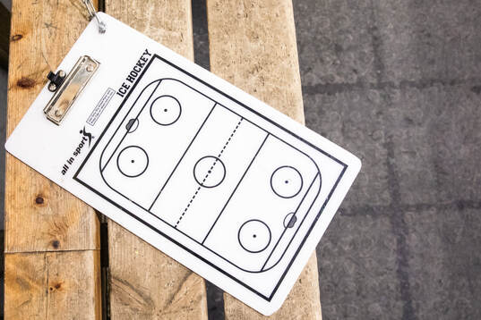 En taktiktavla i ett avbytarbås