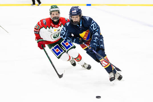 Frölundas Edit Danielsson och Djurgårdens Alice Wallin