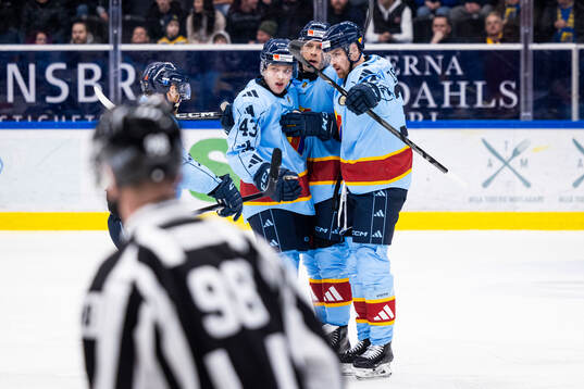 Djurgårdens Olle Liss jublar 1-0 målet med lagkamrater