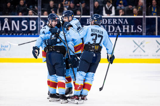 Djurgårdens Olle Liss jublar 1-0 målet med lagkamrater
