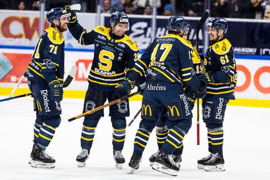 Södertäljes Amil Krupic jublar 2-1 målet med lagkamrater