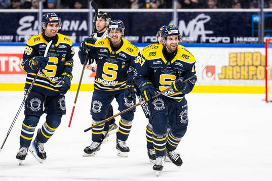 Södertäljes Amil Krupic jublar 2-1 målet med lagkamrater