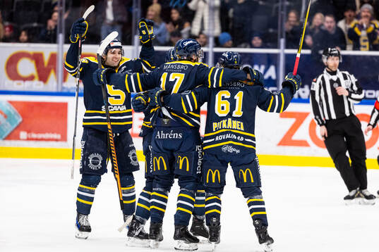 Södertäljes Amil Krupic jublar 2-1 målet med lagkamrater