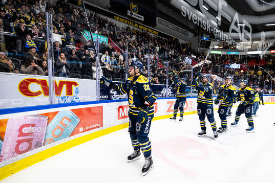 Södertäljes Marcus Eriksson jublar framför publiken med