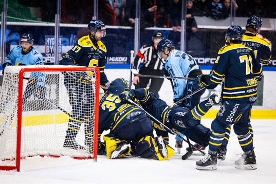 Djurgårdens John Norman och Södertäljes målvakt Tomas