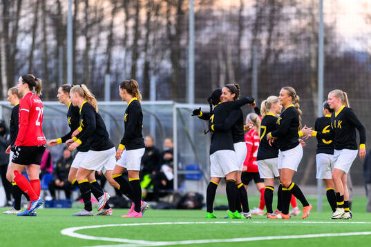 AIKs spelare jublar efter 0-1