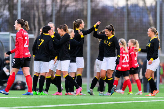 AIKs spelare jublar efter 0-1