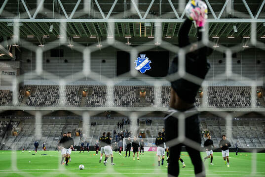 AIKs spelare värmer upp på Tele2 Arena