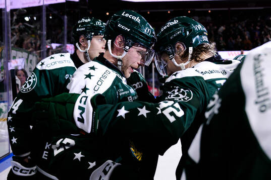 Färjestads Per Åslund och Liam Öhgren jublar