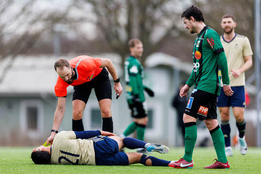 Östers IFs Lukas Bergquist har ont samtidigt som Varbergs Robin Tranberg tilldelas gult kort