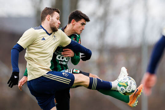 Östers IFs Niklas Söderberg och Varbergs Marc Tokich