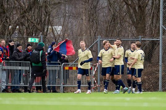 Östers IFs Adam Herdonsson jublar med laget