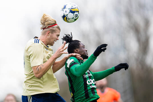 Östers IFs Mattis Adolfsson och Varbergs Azeez Temitope